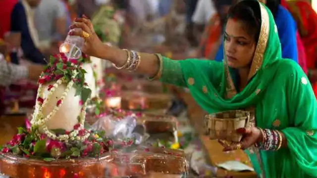 You are currently viewing सावन के महीने में इस रंग के  कपड़े पहनकर भगवान शिव की पूजा करें, फलदायी होगा। Worship lord shiva by wearing clothes of this color in the month of sawan, it will be fruitful.