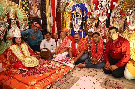 You are currently viewing हर्षोल्लास से मनाया गया राजेश्वरी धाम में मुर्ति स्थापना दिवस एवं मां देवी राजरानी जी का जन्मोत्सव