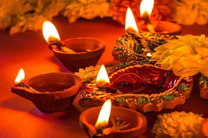 You are currently viewing मान्यतानुसार इस तरह से जलाना चाहिए घर में दीया, नहीं तो रूठ सकती हैं मां लक्ष्मी – According to belief, lamps should be lit in the house in this manner, otherwise goddess lakshmi may get angry