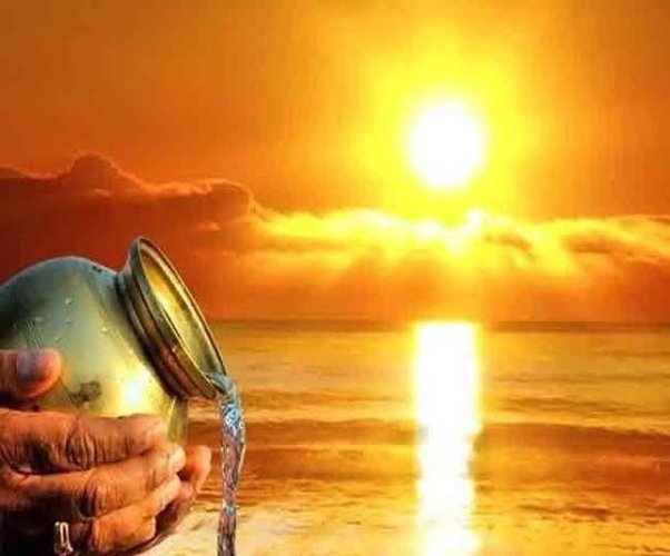 You are currently viewing मकर संक्रांति के दिन इस तरह सूर्य देव को अर्घ्य देना शुभ माना जाता है। Offering arghya to sun god in this way on the day of makar sankranti is considered auspicious