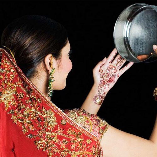 जानिए क्या कुंवारी लड़कियां रख सकती हैं करवा चौथ का व्रत, क्या हैं नियम - Know whether unmarried girls can observe karva chauth fast, what are the rules